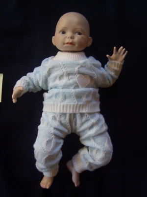 Puppe Künstlerpuppe Babypuppe ohne Haar in hellblauem Strickanzug gemarkt - Bild 1 von 4