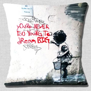 Cubierta de cojín de artista de graffiti Banksy nunca demasiado joven para soñar grande 16 pulgadas 40 cm - Imagen 1 de 3
