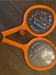 Kinder 2 Spieler Tennisschläger Set beinhaltet 1 Ball, 2 Paddelschläger Spiel Neu - Bild 1 von 3