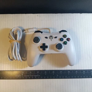 AmazonBasics Wired Controller For Xbox One- White - Picture 1 of 6