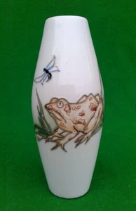 4.75" MOORCROFT “FROGGIES FLY” VASE by KERRY GOODWIN – 2011. - Picture 1 of 7