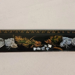 Vintage Ky Niem Hand Painted Lacquer Ruler 50cm KOI Goldfish Mother Pearl Inlay - Foto 1 di 14