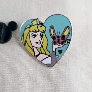 Disney Parks Pin Hidden Mickey Serie Aurora mit Schmetterling Herzform Pin - Bild 1 von 2