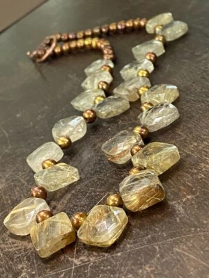 Collar Brillo Dorado: Cuarzo Rutilado y Perla de Cobre Elegancia Foto 1 de 4