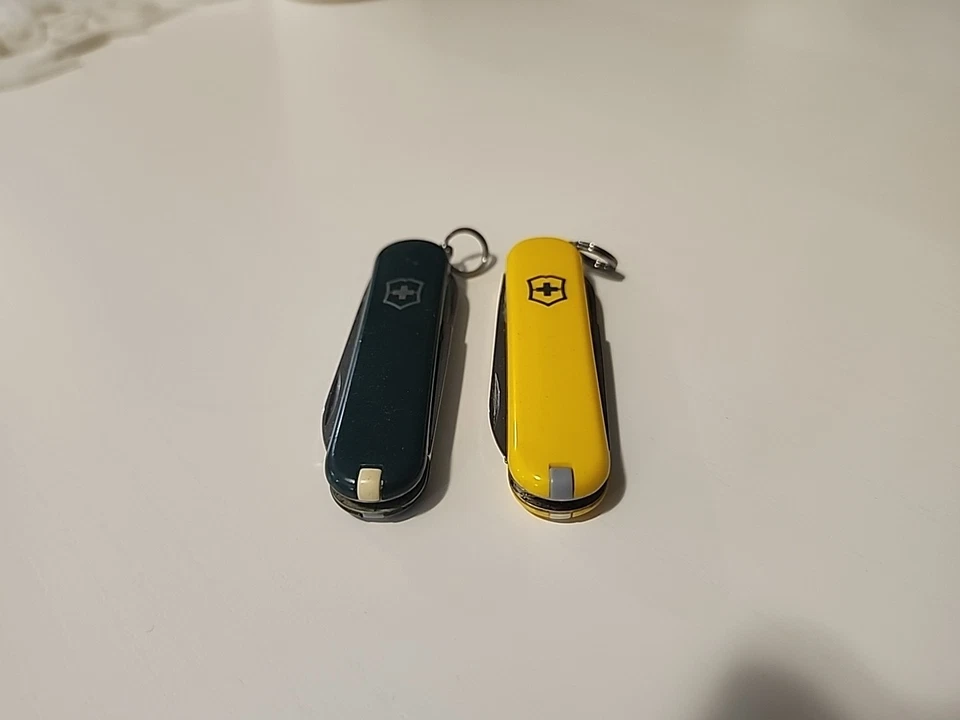 2 navajas suizas Victorinox Classic SD 58 mm - amarillas + verdes, usadas, buen estado Foto 1 de 4