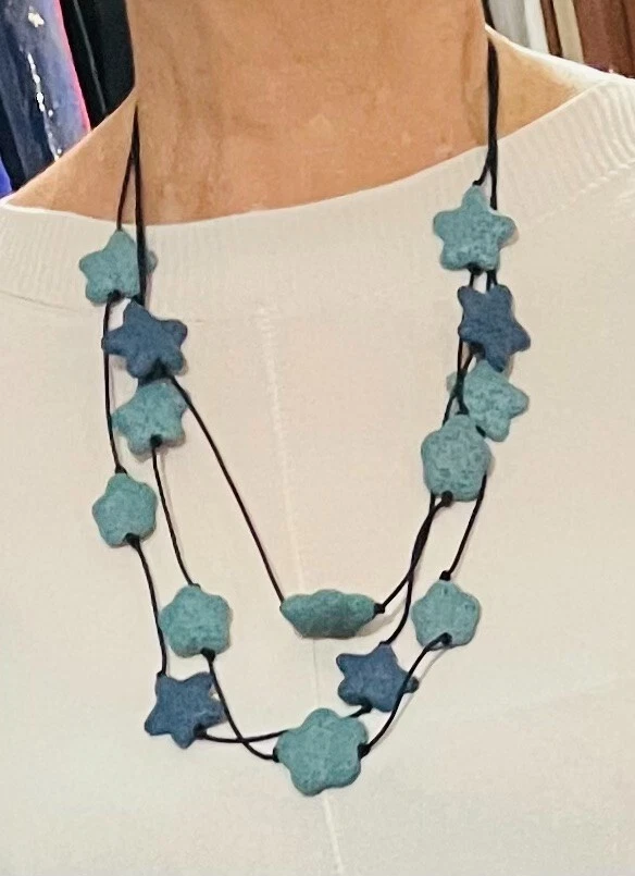 collana multifilo pietra lavica azzurra su cordino caucciù. Chiusura magnetica - Immagine 1 di 4