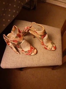 👠🌻👠🌺👠Women's Shoes Floral With Tiebacks Size 4 Or 37 Brand New 👠🌺👠🌻👠 - Picture 1 of 21