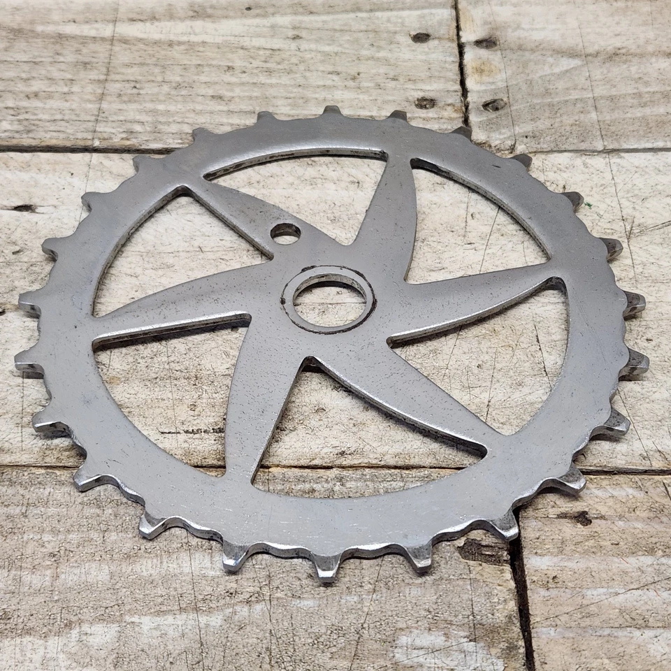 Plato de dientes saltados de los años 50 piñón Shelby globo de 24 dientes molinete espiral años 50 Foto 1 de 4