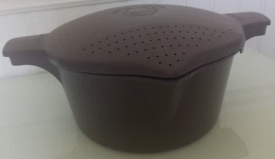 PAMPERED CHEF Black 2 Quart Micro Cooker/Steamer #2777 w Vented Lid #2778 - Image 1 of 4
