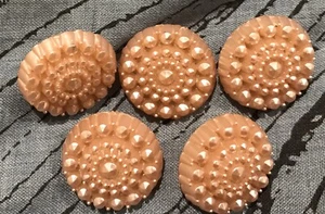 Set 5 Vintage Pink Carved Lucite Buttons Thermoset Plastic - Imagen 1 de 3