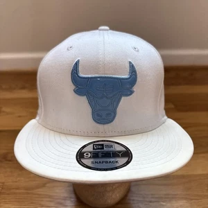 Cappello snapback New Era Chicago Bulls 9Fifty bianco con logo Carolina blu LEGGI così com'è - Foto 1 di 12