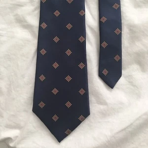 100% Silk Navy Blue w/Red & Gold Floral Diamond Motif Oscar De La Renta Tie EUC - Picture 1 of 6