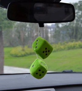Bonito coche de dados tipo terciopelo 2 x 2 pulgadas para colgar del espejo - Imagen 1 de 3