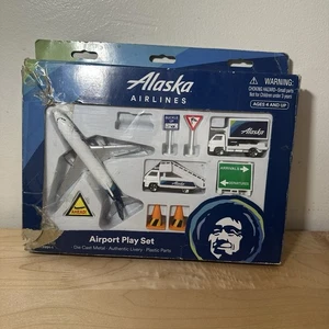 Juego de Alaska Airlines Aeropuerto Daron Die-Cast Avión Camiones Letreros Usado con Caja - Imagen 1 de 6