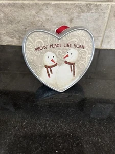 Art Hearts Studio Weihnachten Schneemann mit Schlüssel Wohndeko sitzendes Bild 4 Zoll - Bild 1 von 4