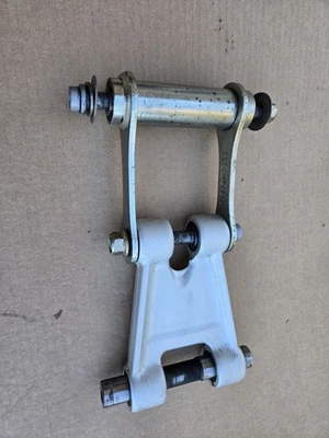 triumph speed triple 955i, rear suspension drop link, t2051011 - Image 1 of 4