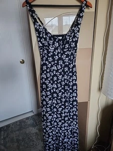 Hollister Sweet Mood Strick-Maxikleid mit hohem Schlitz und Blumen - Bild 1 von 14