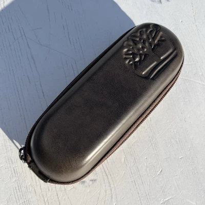 Timberland коричневый искусственной кожи выбитый логотип молнии солнцезащитные очки очки чехол - Изображение 1 из 4