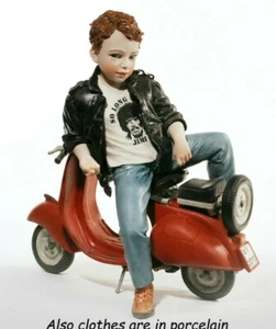 Statuina Capodimonte in porcellana figura Ragazzo su vespa statuetta sopramobile - Imagen 1 de 12