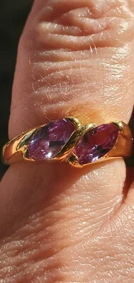 Alexandrite Labcreated Marquise Cut 2 石戒指 10kt 纯黄金  — 第 1/4 张图片