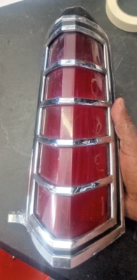 Luz trasera derecha Lincoln Continental Mark V 1977-79 LOC-143DG Foto 1 de 4