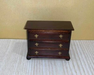 MINIATURE DOLLHOUSE 1:12 SCALE - STERLING HALL 3 DRAWER MAHOGANY CHEST - A1056 - Picture 1 of 3