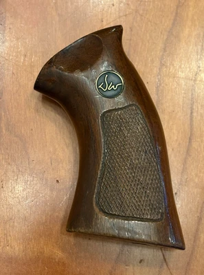 DAN WESSON Target 方格核桃握把小框架方形 Tang 0.357 Mag 0.22 LR — 第 1/4 张图片