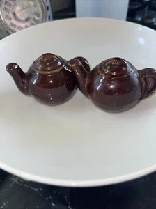 Vintage Tea Kettle SHAPED SALT & PEPPER SHAKERS Set Brown Glaze FREE SH - Picture 1 of 4