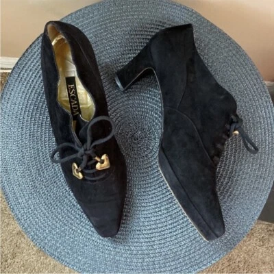 De Colección Años 90 ESCADA Negro Gamuza Con Cordones Botines Botas con Dijes Corazón Dorado   Foto 1 de 4