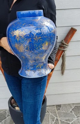 Большая китайская синяя ваза Канси с позолоченными картинами 12 1/4 дюйма - Изображение 1 из 4