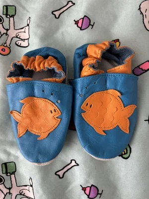 Zapatos de bebé Robeez azul naranja pez cuero gamuza  Foto 1 de 3