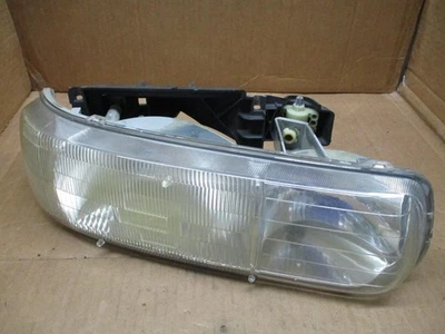 Faro derecho lado pasajero Chevrolet Tahoe 2001-2006 OEM-16526134 Foto 1 de 4