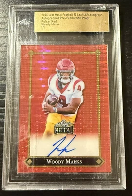 2025 Leaf Metal Football 92 Leaf LGR Red Pulsar Proof Auto 1/1 Woody Marks - Imagem 1 de 2
