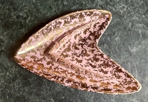 Shawnee Pottery USA #208 ATOMIC COSMIC BOOMERANG ASHTRAY PINK/METALLIC GOLD - Picture 1 of 3