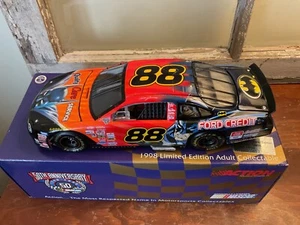 NASCAR - Dale Jarrett #88, 1998 Ford Taurus. Cura/Batman di qualità. Azione - Foto 1 di 12