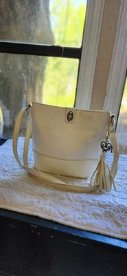 Bandolera NWt Bueno. Correa ajustable tono marfil con adornos plateados Foto 1 de 4