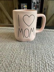 Seltene rosa Rae Dunn Tasse "I Love Mom" - Bild 1 von 6