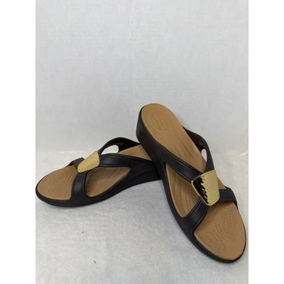 Sandalias Crocs Sanrah martilladas medallón dorado cuña deslizables para mujer talla 7 Foto 1 de 4