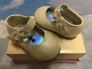Josmo Girls Beige Pearlized V Flower Strap Mary Janes Dress Shoe Infant Size 2 