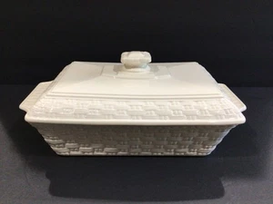 Belleek ‘Everyday’ 2 Qt. Basketweave Baker Casserole With Lid - Picture 1 of 11