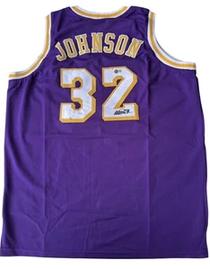 Camiseta deportiva firmada por Magic Johnson de Los Angeles Lakers con autógrafo Beckett Witness - Imagen 1 de 8