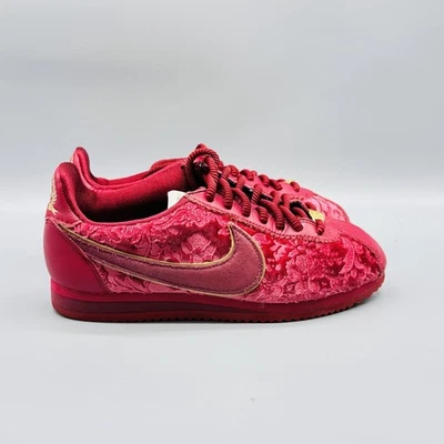 Nike Zapatos Mujer 7 Rojo Terciopelo Cortez SE Clásico Floral Bordado Dorado Parte Superior Baja Foto 1 de 4