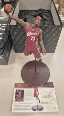 LEBRON JAMES 2003-04 CUBIERTA SUPERIOR COMIENZOS HISTÓRICOS EDICIÓN LIMITADA ESTATUA Foto 1 de 4