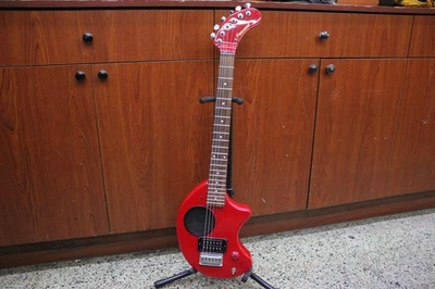 Guitarra de viaje Fernandes ZO-3 NOMAD ROJO amplificador incorporado Foto 1 de 4