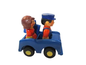 Car and 2 small people: 2 inch. IDEAL 1975 magnets at hands. Suitcase too. - Picture 1 of 4