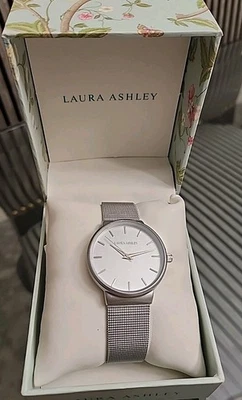 Reloj Laura Ashley para dama ~ LA31043SS ~ spray minimalista malla plateada precio de venta sugerido por el fabricante $345 Foto 1 de 4