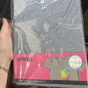Cricut Infusible Ink System, Damen T-Shirt V-Ausschnitt Gr. S - Bild 1 von 1