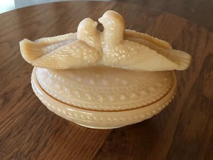 VINTAGE WESTMORELAND MANDEL LOVEBIRDS BEDECKTE SCHALE - Bild 1 von 10