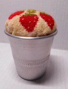 Vintage riesiger Aluminium Fingerhut ERDBEEREN Wolle Nadelspitze Spitze Nadelkissen 4,5" - Bild 1 von 7