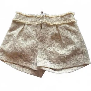 J.O.A. Los Angeles Beige Lace Shorts - Elegant Summer Style - Picture 1 of 3